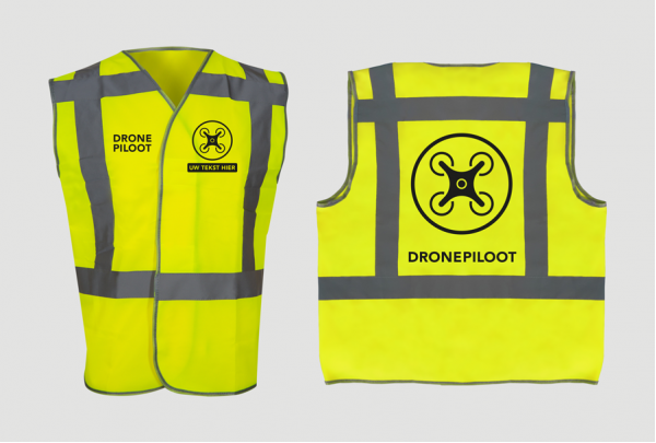 Dronevest Geel (Veiligheidsvest RWS) – Met optioneel tekst in zwart – Maat XL/2XL (NL)