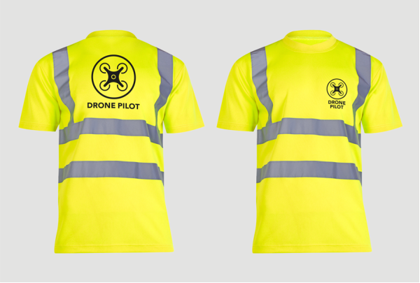 T-shirt Dronepiloot UK geel met optioneel eigen tekst in zwart - High visibility, reflecterende strepen - Maat S